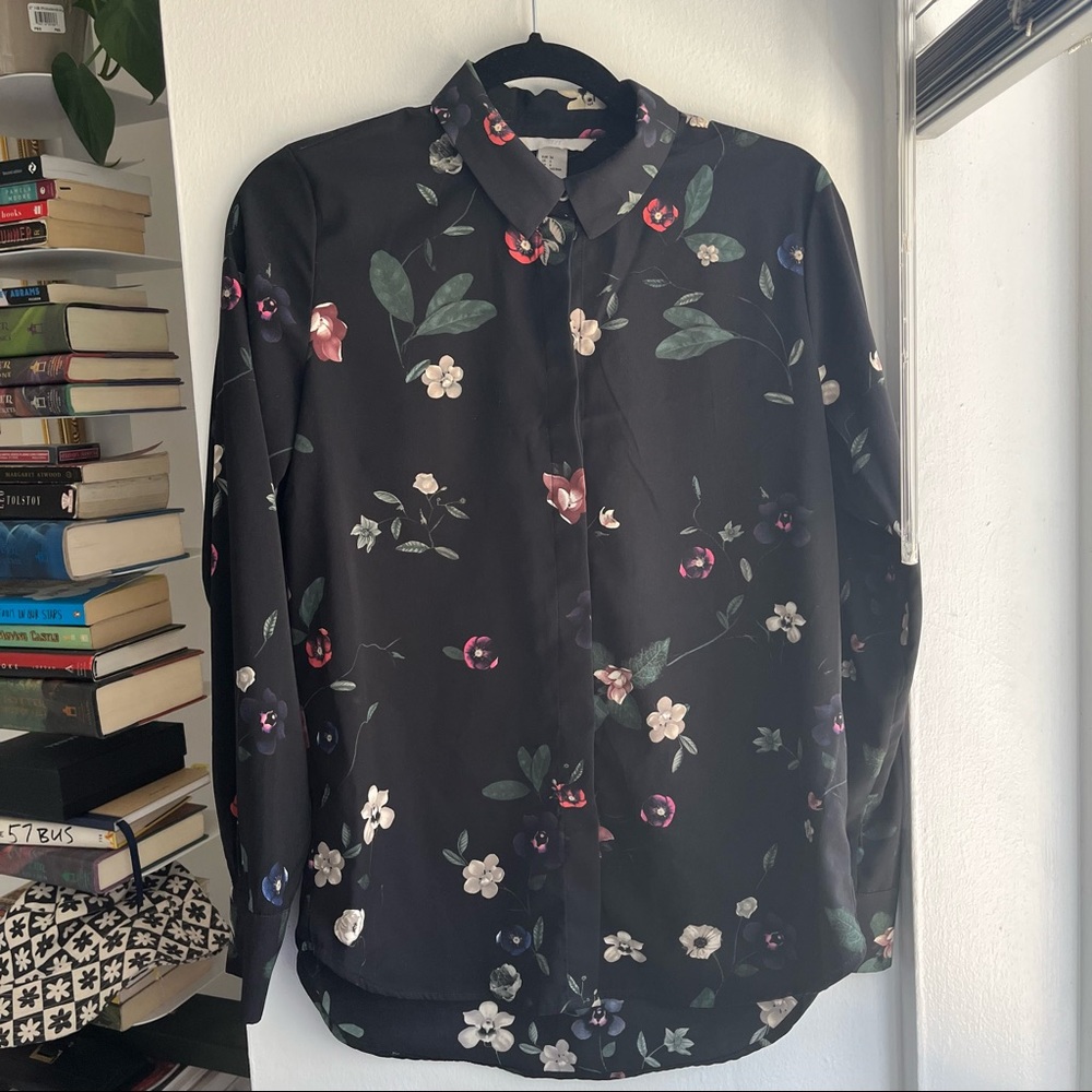 {H&M} 🔷 Black floral button down